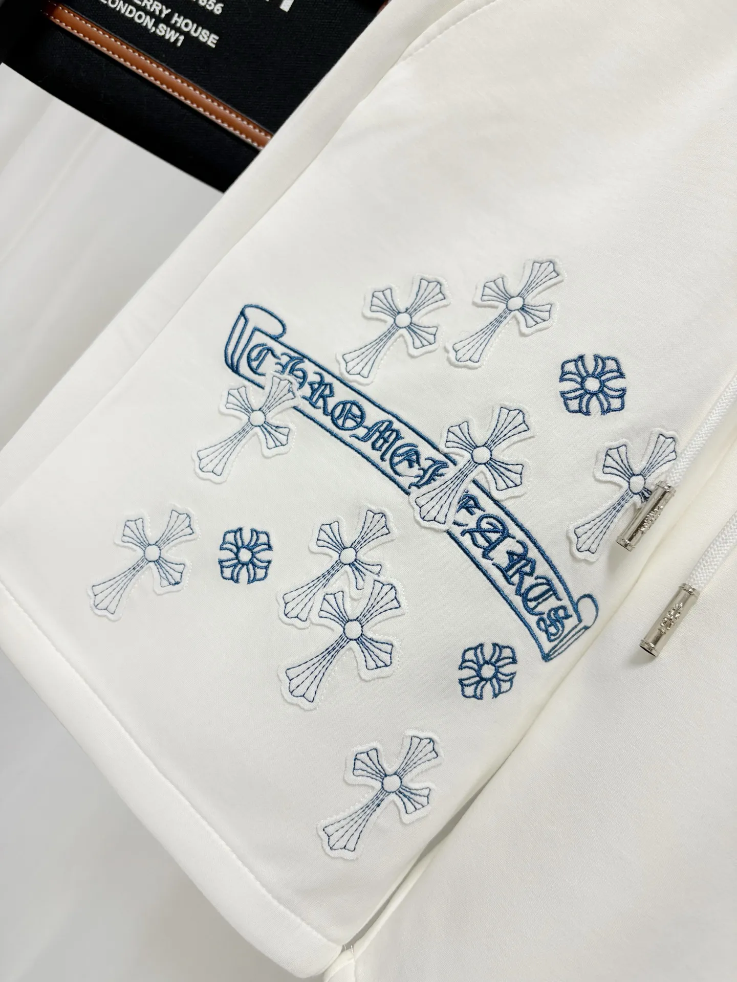 Chrome Hearts Blue ， + ， 。 ， ， 、 ， ； ， ， ， ， 。 ， ， Breathable ， White 。 Blue Classic ， ， 。 、 、 ， Versatile， 、 ， 。 Size M-3XL